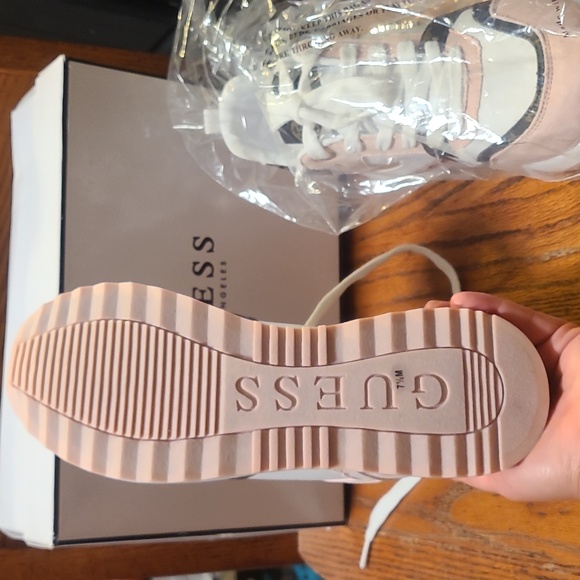 Guess tennis shoe size 7.5 - Picture 4 of 4